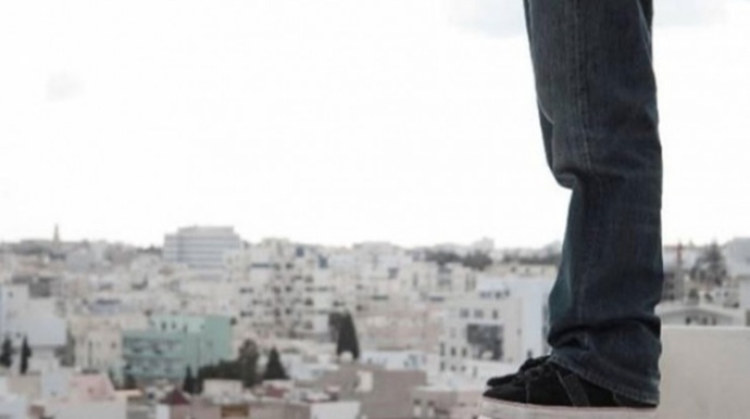 Narkotik aludəçisi olan kişi özünü binadan atdı