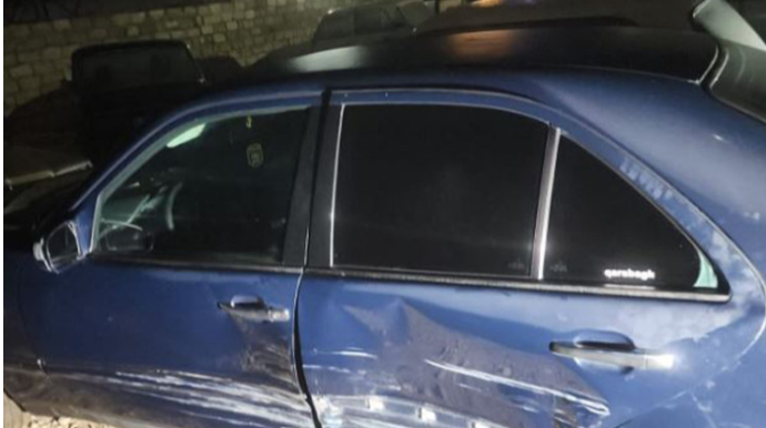 Qəzaya düşən "Mercedes" divara dəyərək dayandı - FOTO 