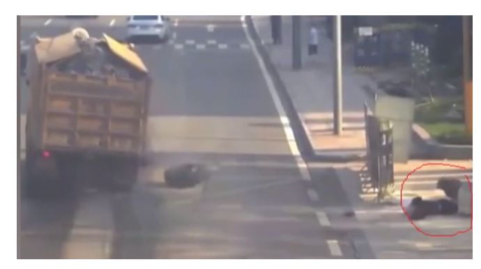 Yük maşınından çıxan təkərlər yolda dəhşətli anlar yaşatdı  - VİDEO