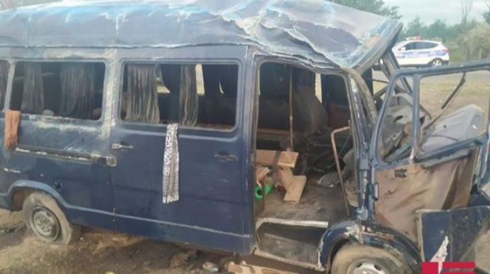 Samuxda qarşısına uzunqulaq arabası çıxan “Mercedes” aşdı, 11 nəfər xəstəxanalıq oldu  - FOTO