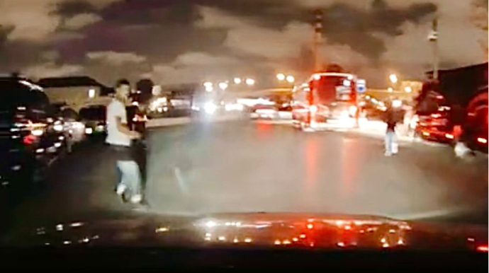 Yola qaçan gənc maşının altında qalmaqdan son anda xilas oldu - Sürücü görün nələr dedi   - VİDEO