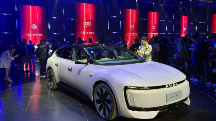 "Audi" yeni loqosuz modelini təqdim etdi 