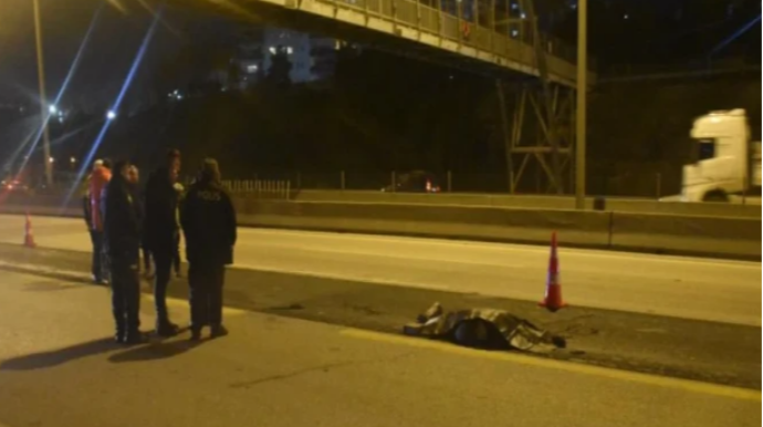 Qadın magistralda TIR-ın altında qaldı 