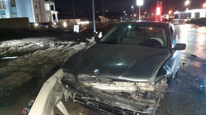 В Баку водитель тяжело пострадал в результате ДТП