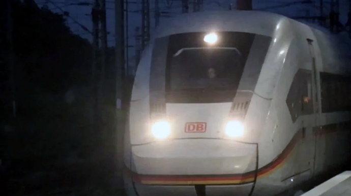 В Германии 12 человек пострадали от взрыва петарды в вагоне скоростного поезда 