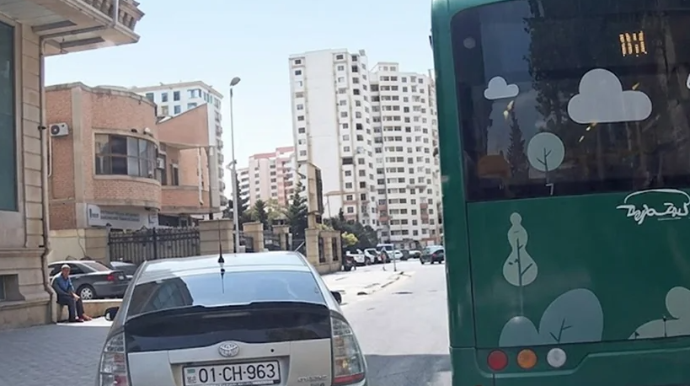 "BakuBus" sürücüsünün davranışı müzakirə yaratdı: "İkinci zolaqda saxlayıb aptekə getdi" - VİDEO
