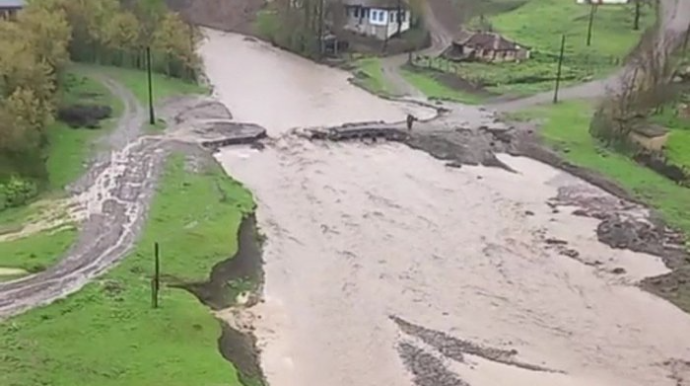 Lerikdə sel körpünü dağıtdı  - VİDEO