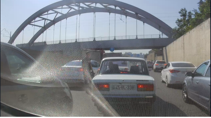Sürücü düz yolunu getdiyi yerdə qarşıdakı maşına çırpıldı - VİDEO
