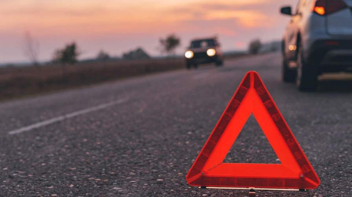 Qatarla toqquşan avtomobil 25 metr hündürlükdən düşdü - 2 nəfər öldü - FOTO 