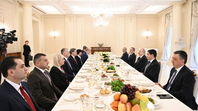 Prezidentlərin geniş tərkibdə görüşü oldu 