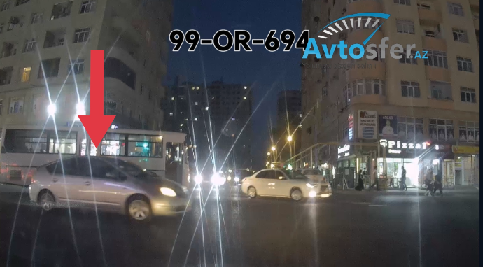 Qırmızıda dayanmayan sürücü yaşılda keçənlərə təhlükə yaratdı - VİDEO