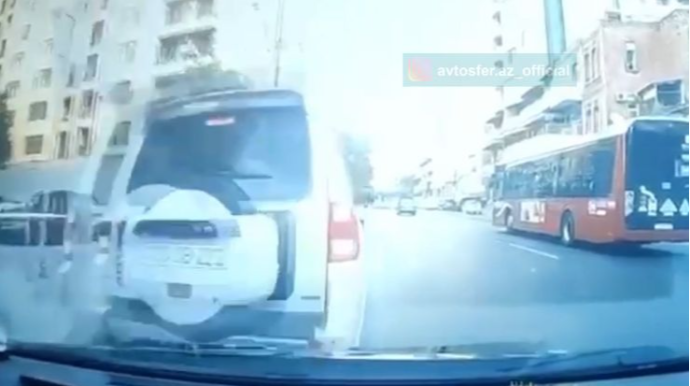 "Prius"  düz yolla gedirdi; dönüb yolda dayanan "Pajero"-nu vurdu  - VİDEO