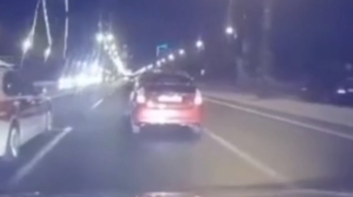 Yol polisi magistral yolda patrul maşınını sürücünün üstünə çəkdi  - 99-YP-325 - VİDEO