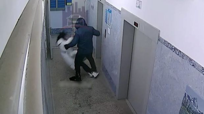 В Красноярске мужчина неожиданно напал на девушку у лифта и избил ногами  - ВИДЕО