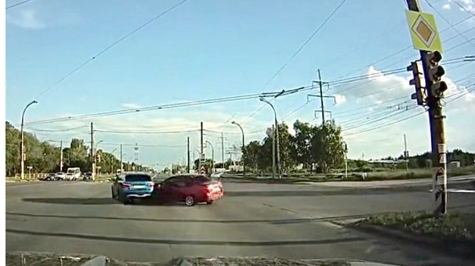 Qəza törədən sürücü dayanmadan yoluna davam etdi  - VİDEO