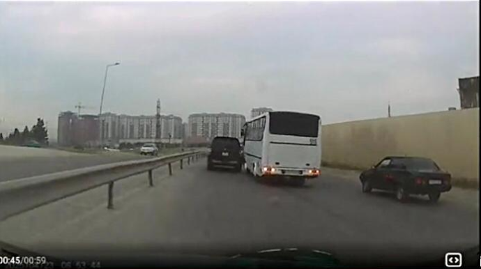 Qayda pozan avtobus sürücüsü maşını sürtüb güzgüsünü sındırdı    - ANBAAN VİDEO