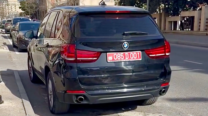 Xətaidə səfirliyə məxsus “BMW” piyadaları təhlükə ilə üz-üzə qoydu   - VİDEO