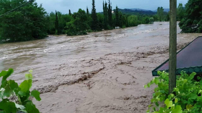 Qubada güclü sel körpünü dağıdıb - VİDEO 