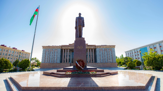 Naxçıvanda Ulu Öndərin abidəsini ziyarət edib - FOTO 