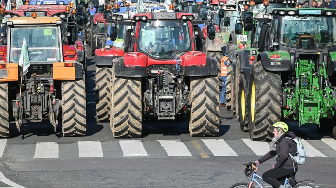 Fransada fermerlər traktorlarla etiraz aksiyası keçirib 