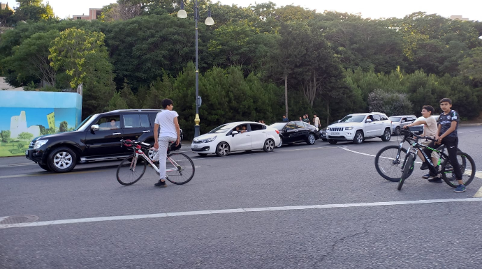Velosipedlə həyatlarını riskə atan uşaqlar   - FOTO