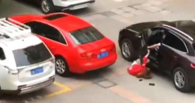 Barışıq təklifini rədd edən sevgilisini “Porsche” ilə əzdi – VİDEO