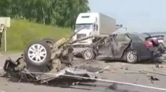 “Toyota” ilə toqquşan “Lada” iki hissəyə bölündü;  4 ölü, 3 yaralı - VİDEO 