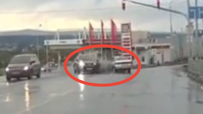 Yağışlı havada yüksək sürətlə hərəkət edən sürücü ağır qəza törətdi - VİDEO