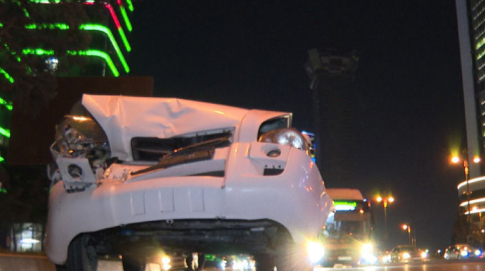 Bakıda minik avtomobili yük maşınına çırpılıb - FOTO 