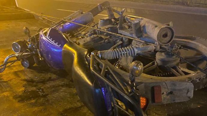 Bakıda motosiklet iki avtomobilə çırpılıb, xəsarət alan var  - FOTO