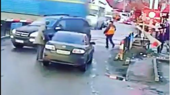 Qatarın altından son anda xilas olan sürücü - ŞOK VİDEO 