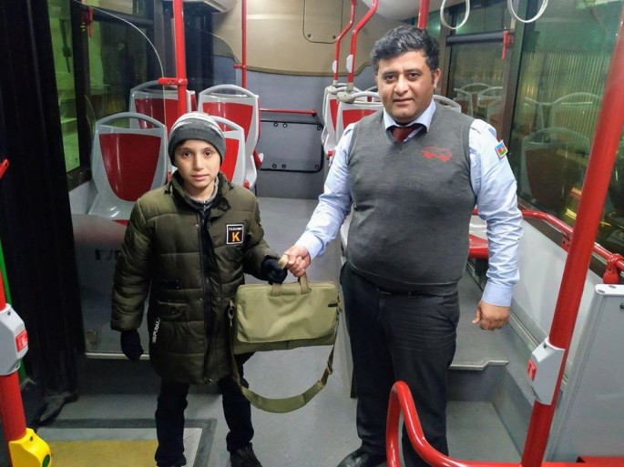 “BakuBus”ın sürücüsü tapdığı noutbuku sahibinə qaytardı