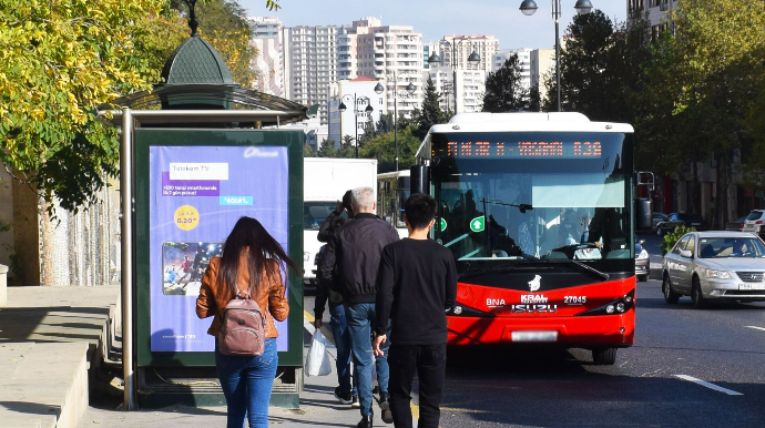 Avtobuslar tıxacda,  sərnişinlər dayanacaqlarda qalıb