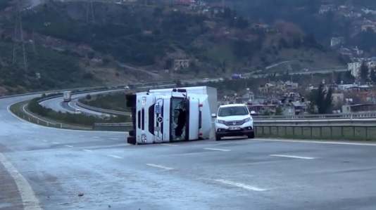 Güclü külək iki yük maşınını aşırdı - FOTO