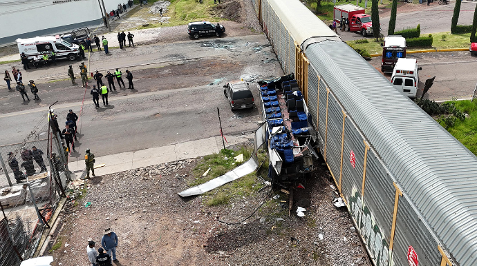 Qatarın sərnişin avtobusunu ikiyə böldüyü qəzanın görüntüləri - VİDEO