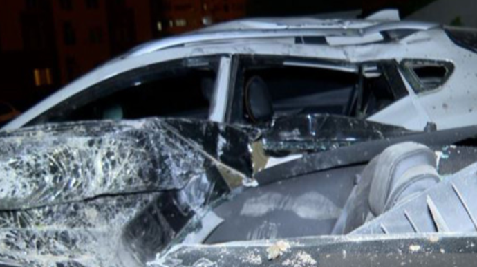 Divara çırpılan “Toyota” avtomobillərin üzərinə düşdü - FOTO 