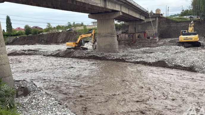 Sel sularının qəzalı vəziyyətə saldığı körpünün bərpasına başlanıldı - FOTO 