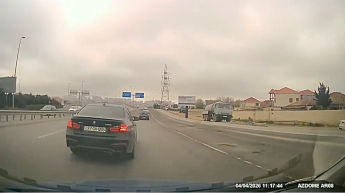 Son anda zolaq dəyişən sürücü qəza şəraiti yaradıb özünə haqq qazandırdı   - VİDEO