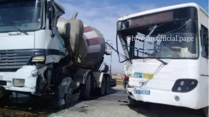 Bakıda sərnişin avtobusu qəzaya uğrayıb, xəsarət alanlar var - FOTO