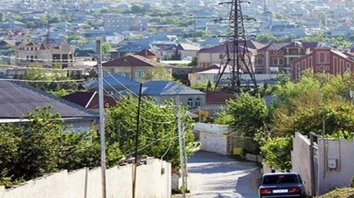 Xəbəri olmadan evinə 17 nəfər qeydiyyata düşüb - Bakıda QƏRİBƏ HADİSƏ   - VİDEO