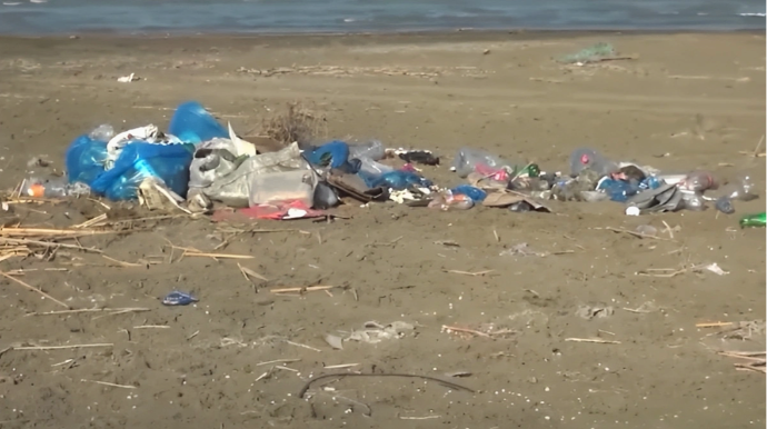 Çimərlikdə antisanitar vəziyyət: Günahkar kimdir? - VİDEO