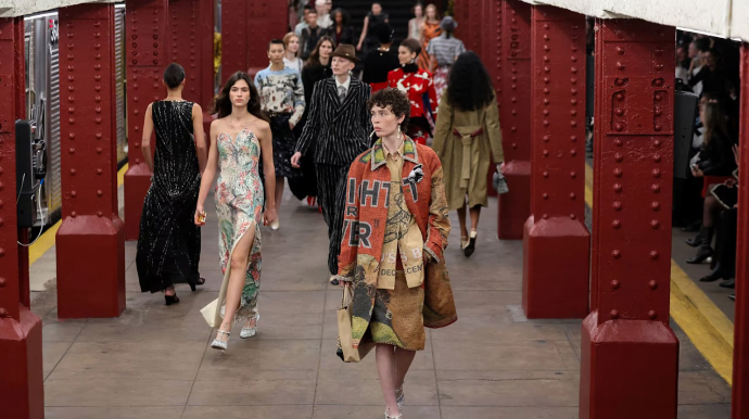 "Chanel” paltarlarını geyinib metroya endilər, qatar gözlədilər... - FOTO