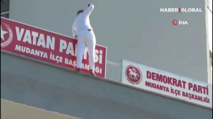 Polis intihara cəhd edən şəxsi fikrindən daşındırdı  - VİDEO