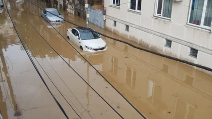 Улицы Батуми подтоплены после сильных ливней  - ФОТО