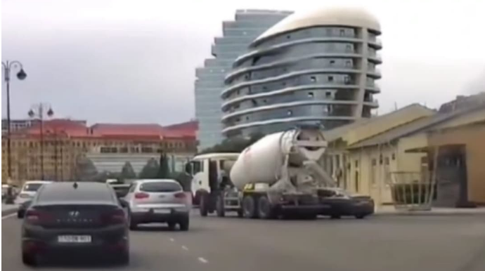 Betonqarışdıran maşın “Ağ şəhərdə” döngədə park edilən avtomobili əzdi - VİDEO