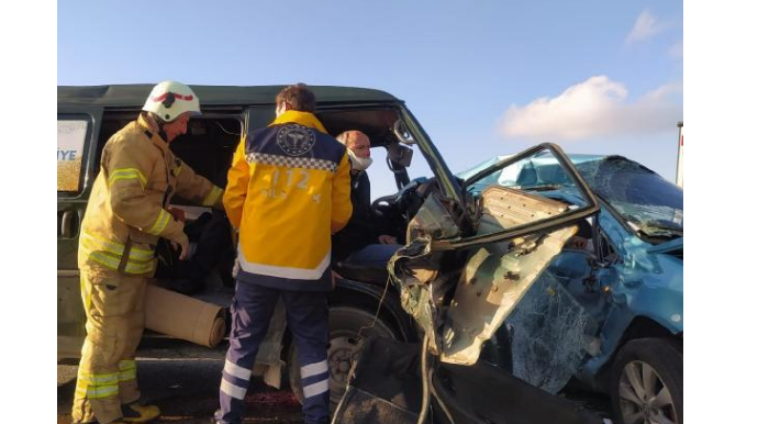 Zəncirvari qəza: mikroavtobusla iki maşın toqquşdu, ölən var - VİDEO