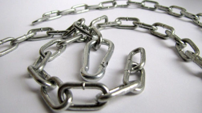 Bakıda DƏHŞƏT:  Ana oğlunun zəncirlə asılmış meyitini tapdı