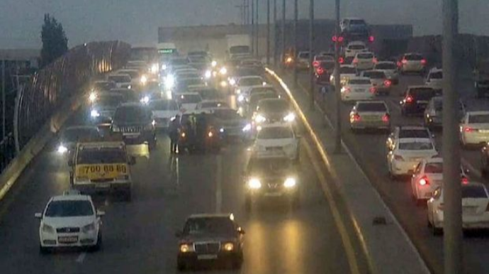 Bakının Ziya Bünyadov prospektində baş verən qəza tıxac yaradıb