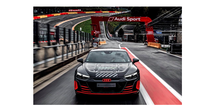  Audi показала первый электромобиль линейки RS