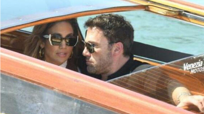 Məşhur cütlük yaxtada paparatsilərə yaxalandı  - FOTO